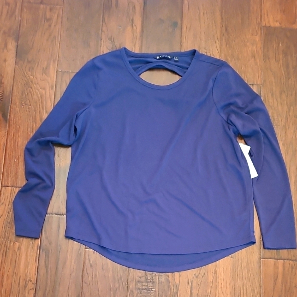 NWT Athleta women's long-sleeved shirt with cutout in the back size LT